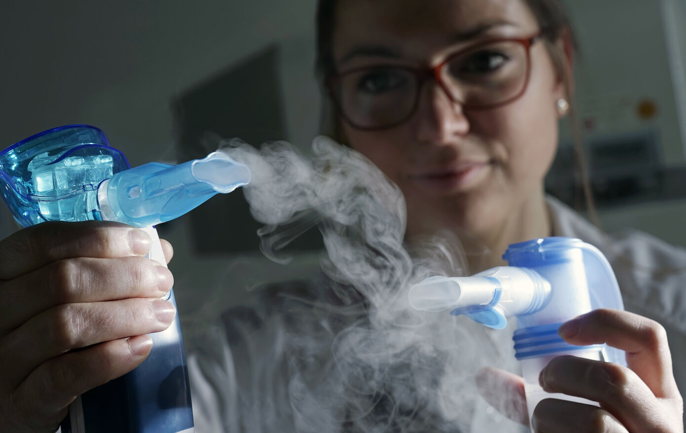 Pharmaceutical PhD student Julia Ernst with inhalers of a nanoparticle suspension. (Photo: Jan-Peter Kasper/FSU)

