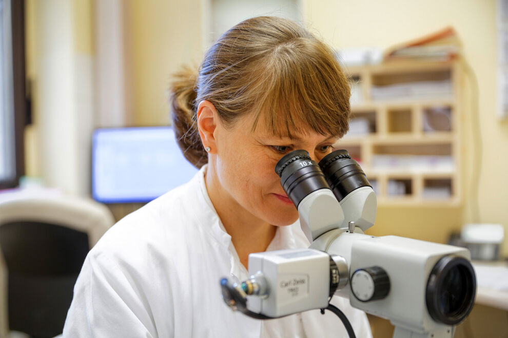 Oberärztin Dr. Cornelia Scheungraber von der Jenaer Frauenklinik ist Expertin für das Erkennen von Krebsvorstufen am Gebärmutterhals. Foto: UKJ / Schroll