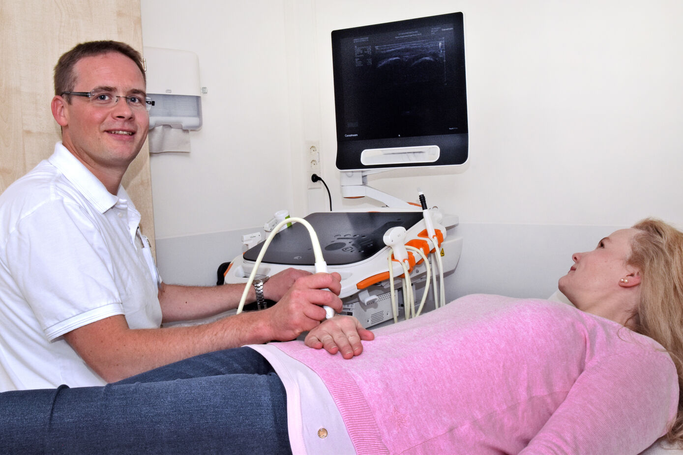 PD Dr. Alexander Pfeil, Oberarzt der Klinik für Innere Medizin III (Rheumatologie) am Universitätsklinikum Jena, führt eine Ultraschalluntersuchung des Handgelenks durch. (Foto: UKJ/Hornberger)