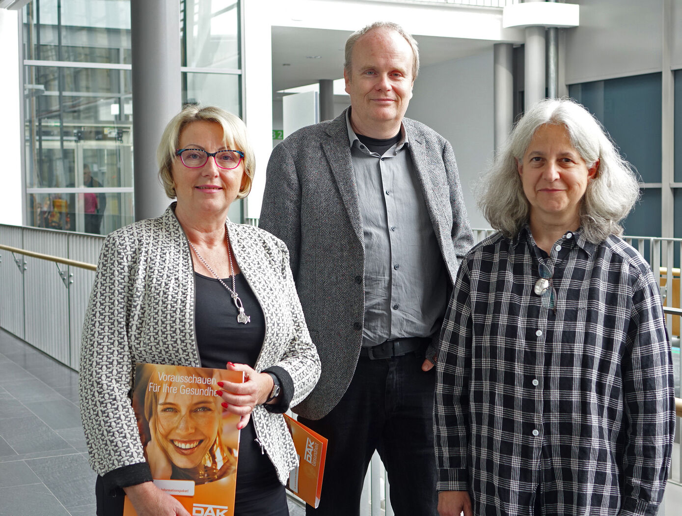 Sibylle Borchardt von der DAK-Gesundheit, Prof. Dr. Matthias Schwab, Leiter des interdisziplinären Schlaflabors am UKJ, und Dr. Gudrun Möchel vom Sozialpsychiatrischen Dienst Jena informieren über Schlafstörungen (v.l.n.r.). Foto: UKJ/Schleenvoigt