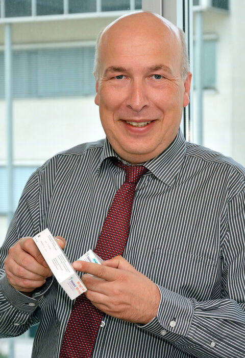 Prof. Dr. Michael Hartmann, Direktor der Apotheke des Universitätsklinikums Jena, setzt sich für mehr Sicherheit im Umgang mit Medikamenten ein. (Foto: UKJ) 