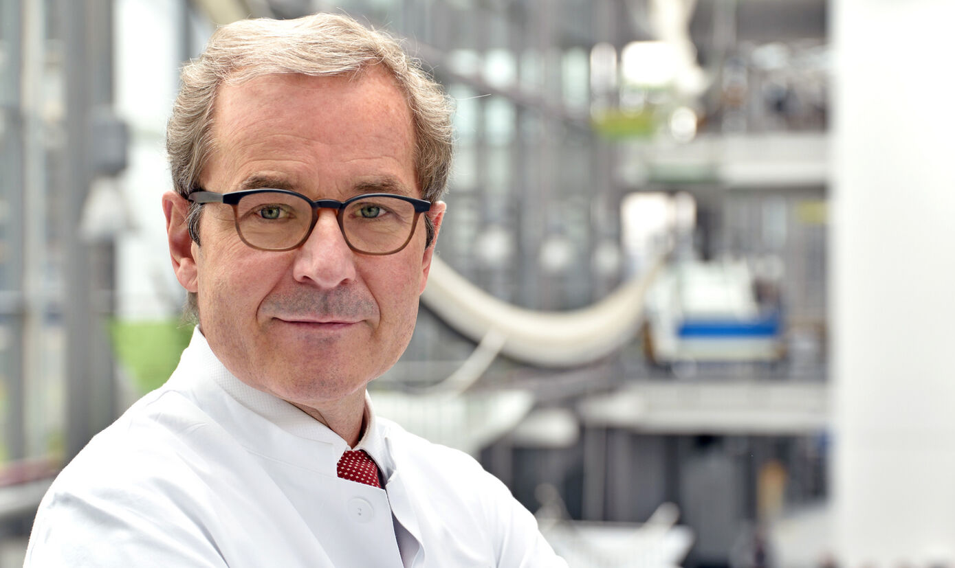 Prof. Andreas Stallmach, Direktor der Klinik für Innere Medizin IV am Universitätsklinikum Jena, ist Spezialist für die Behandlung chronisch-entzündlicher Darmerkrankungen. Foto: Szabó / UKJ