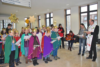 Die Sternsinger starteten ihren Besuch am Universitätsklinikum Jena im Eingangsbereich von Haus E in Lobeda.   