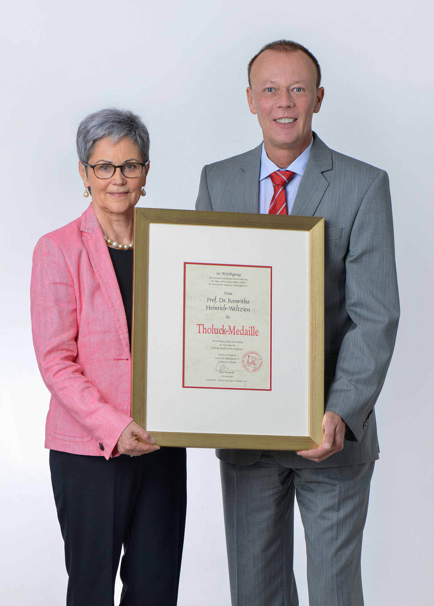 Dr. Matthias Lehr vom Verein für Zahnhygiene e.V. verleiht Prof. Dr. Roswitha Heinrich-Weltzien die Tholuck-Medaille 2017. Fotos: Verein für Zahnhygiene e.V.