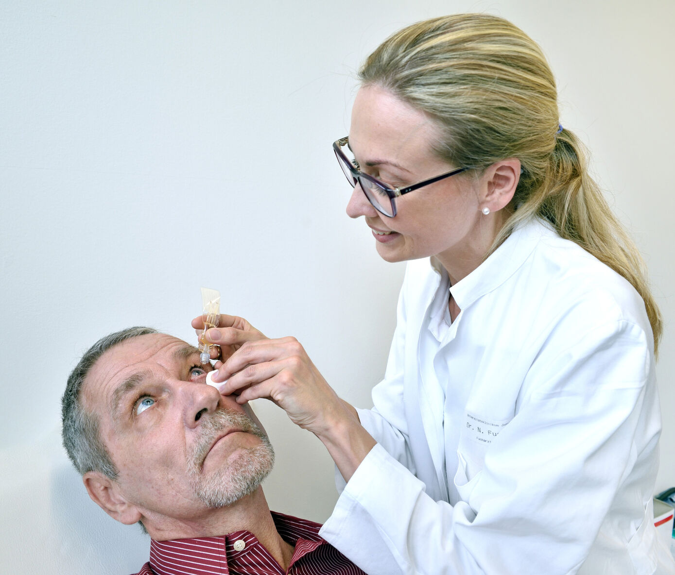 Oberärztin der Augenklinik im UKJ, Dr. Nicole Fuchs, verabreicht Patient Detlev Hochhaus das Augenserum. Foto: UKJ/Szabó