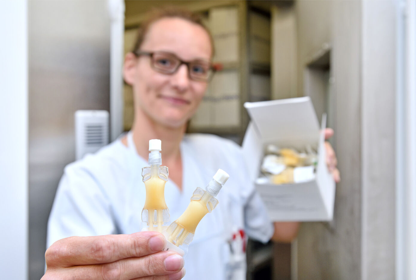 Sabine Volkholz, Leiterin der Herstellung im Institut für Klinische Transfusionsmedizin Jena gGmbH am UKJ, zeigt die besondere Medizin: Augenserum aus Eigenblut. Foto: UKJ/Szabó
