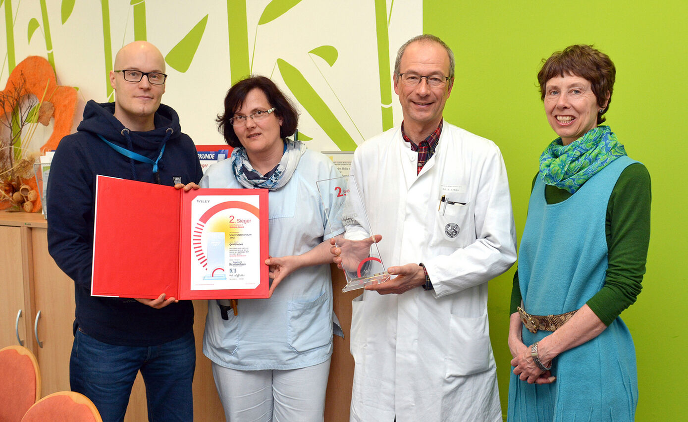 Prof. Dr. Winfried Meißner (2.v.r.) hält den „M & K-Award 2017“ der Fachzeitschrift „Management & Krankenhaus“ für das QUIPSInfant in den Händen. Foto: UKJ/Schacke