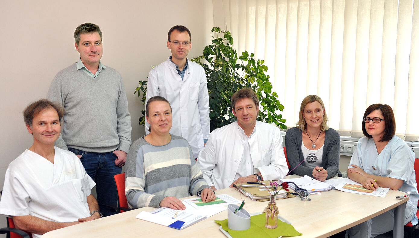 PD Dr. Christoph Preul (3.v.l.) medizinischer Leiter, und PD Dr. Kathrin Finke (2.v.l.), psychologische Leiterin, mit ihrem Team des Gedächtniszentrums Jena am UKJ. Foto: UKJ/ Szabó