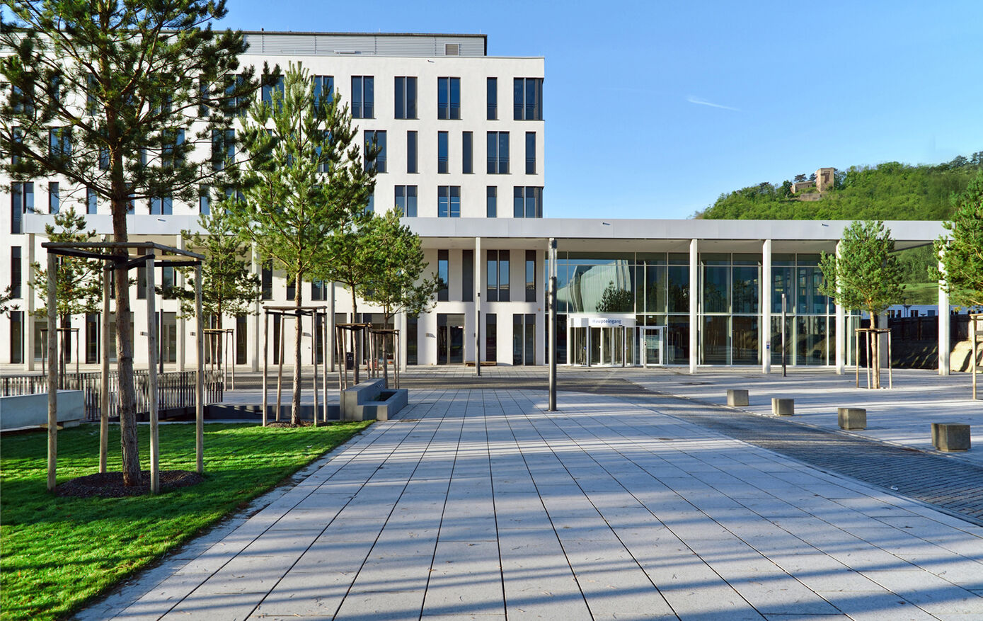 Der Haupteingang des Universitätsklinikums Jena. Foto: UKJ/Schroll