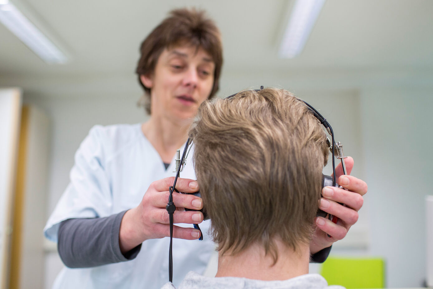 Ein Knalltrauma ist eine der wenigen bekannten Ursachen für chronischen Tinnitus. Am Tinnitus-Zentrum des UKJ finden Betroffene Hilfe. Foto: UKJ/Schroll  