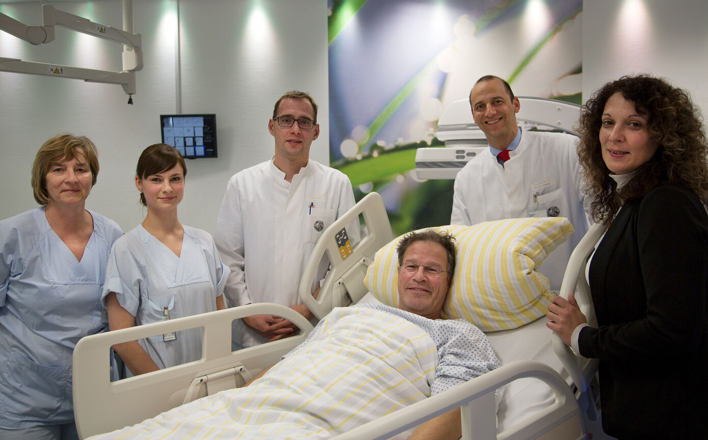 Andrea Scholz, Medizinische Fachangestellte am Institut für Diagnostische und Interventionelle Radiologie (IDIR), Prof. Dr. Ulf Teichgräber, Direktor des IDIR, Patient Jürgen K., Oberarzt PD Dr. Tobias Franiel und die Angiographieschwestern Katharina Sippach und Sarah Wiedemann (v.r.n.l.). Foto: UKJ/ Schubert