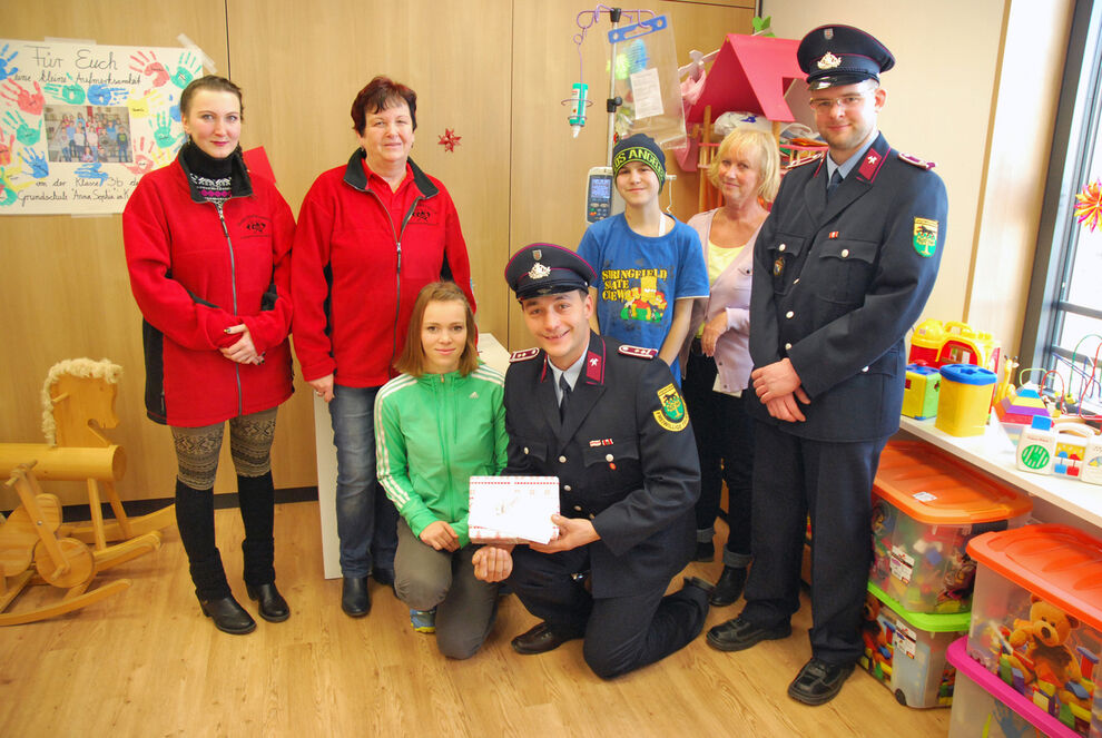 Die Mitglieder der Freiwilligen Feuerwehr Langenwolschendorf übergaben eine Spende an die Kinderkrebsstation des UKJ. Foto: UKJ/ Böttner