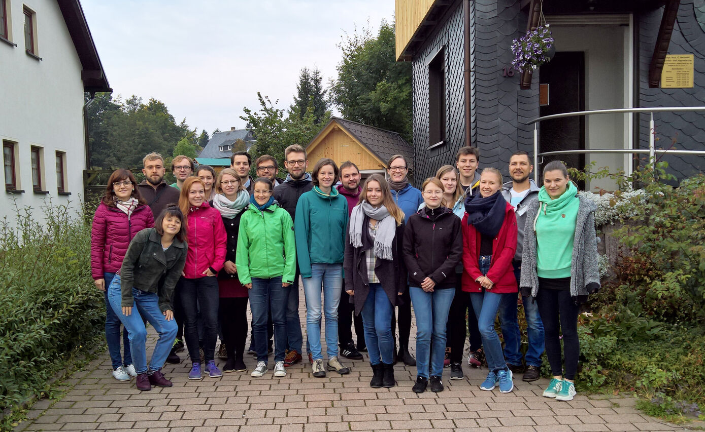 Christin Walther (links), Ärztescout Thüringen, bot 22 Jenaer Medizinstudierenden bei der ersten Summer School „Ambulante Medizin“ Einblick in den Arbeitsalltag verschiedener Praxen im Thüringer Wald. Foto: UKJ