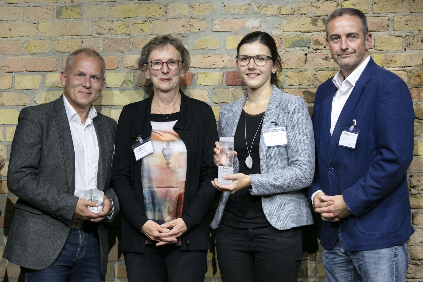 Freude über die Auszeichnung zur besten Stellenanzeige im „Zeit Karriere Award 2017“ bei Doreen Brummer (2. von re.) und der stellvertretenden Pflegedirektorin, Evelyn Voigt, sowie den Kundenbetreuern der Agentur Westpress Dierk Großmann und Stephan Breu (re.).

Foto:  DIE ZEIT / Felix Matthies