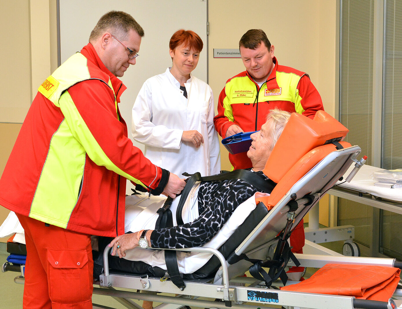 PD Dr. Gerlind Schneider, Oberärztin an der HNO-Klinik, verabschiedet sich von einer umziehenden Patientin. Foto: Schacke