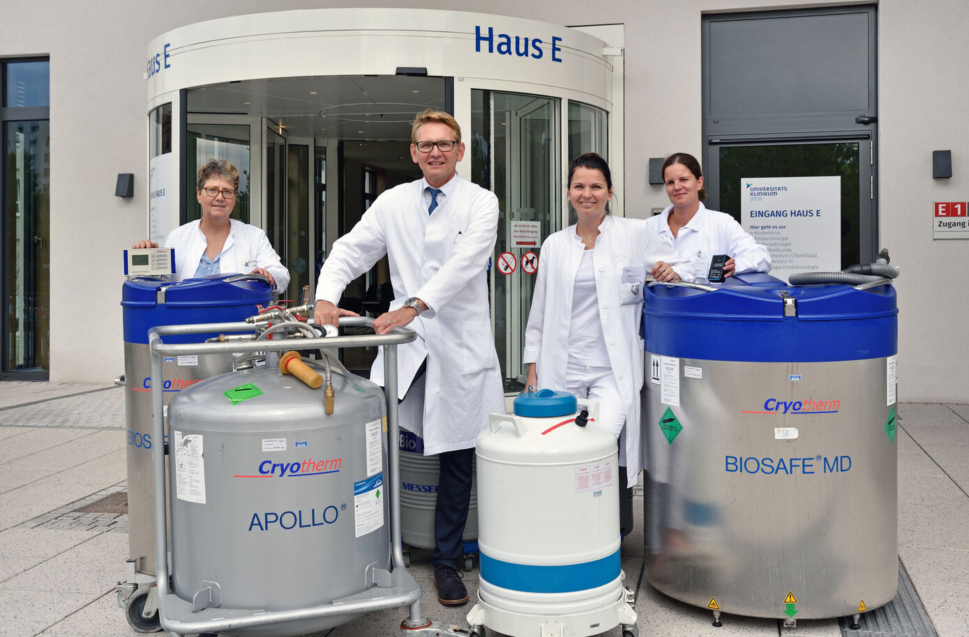 Dr. Ines Hoppe, Leiterin des IVF-Labors, Klinikdirektor Ingo Runnebaum und die Ärztinnen Dr. Kristin Nicolaus und Dr. Helen Gonnert (v.li.) nehmen die kostbaren Proben am neuen Standort in Lobeda in Empfang. Foto: UKJ/Szabó