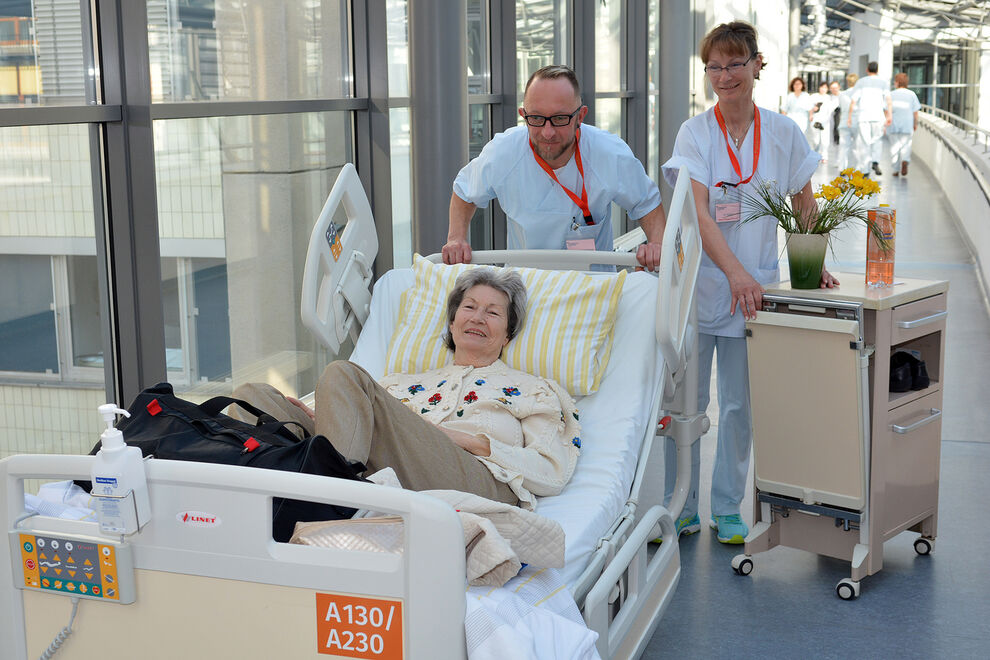 96 Patienten der Kliniken für Innere Medizin sind an dem Samstag umgezogen Foto: UKJ/Schacke/Szabó 