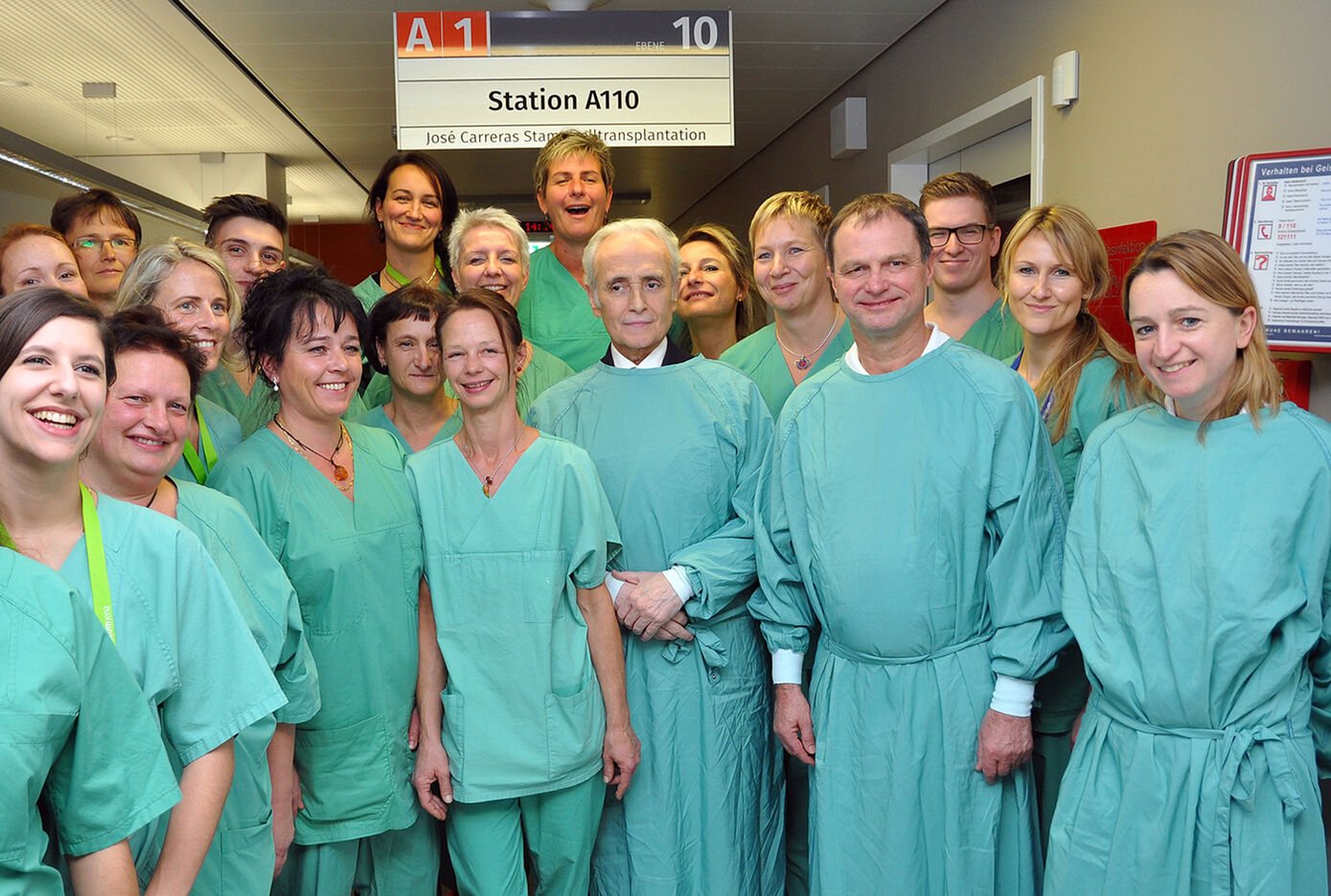 José Carreras mit Mitarbeitern der neuen Stammzelltransplantationseinheit am UKJ. Foto: Schacke