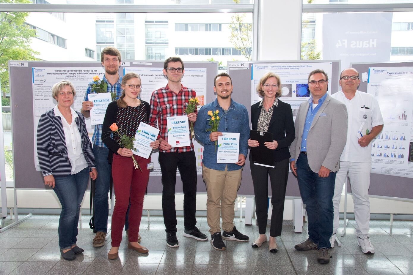 Die Organisatorin Dr. Katrin Hoffmann, die Preisträger Tom Flossmann, Katrin Carow, Aurel Maloku und Mark Schaarschmidt und die Jury Prof. Dr. Andrea Wittig, Prof. Dr. Carsten Hoffmann und Prof. Dr. Daniel Meller (v.l.) des 15. Nachwuchstages. Foto: Christin Ebert/ UKJ