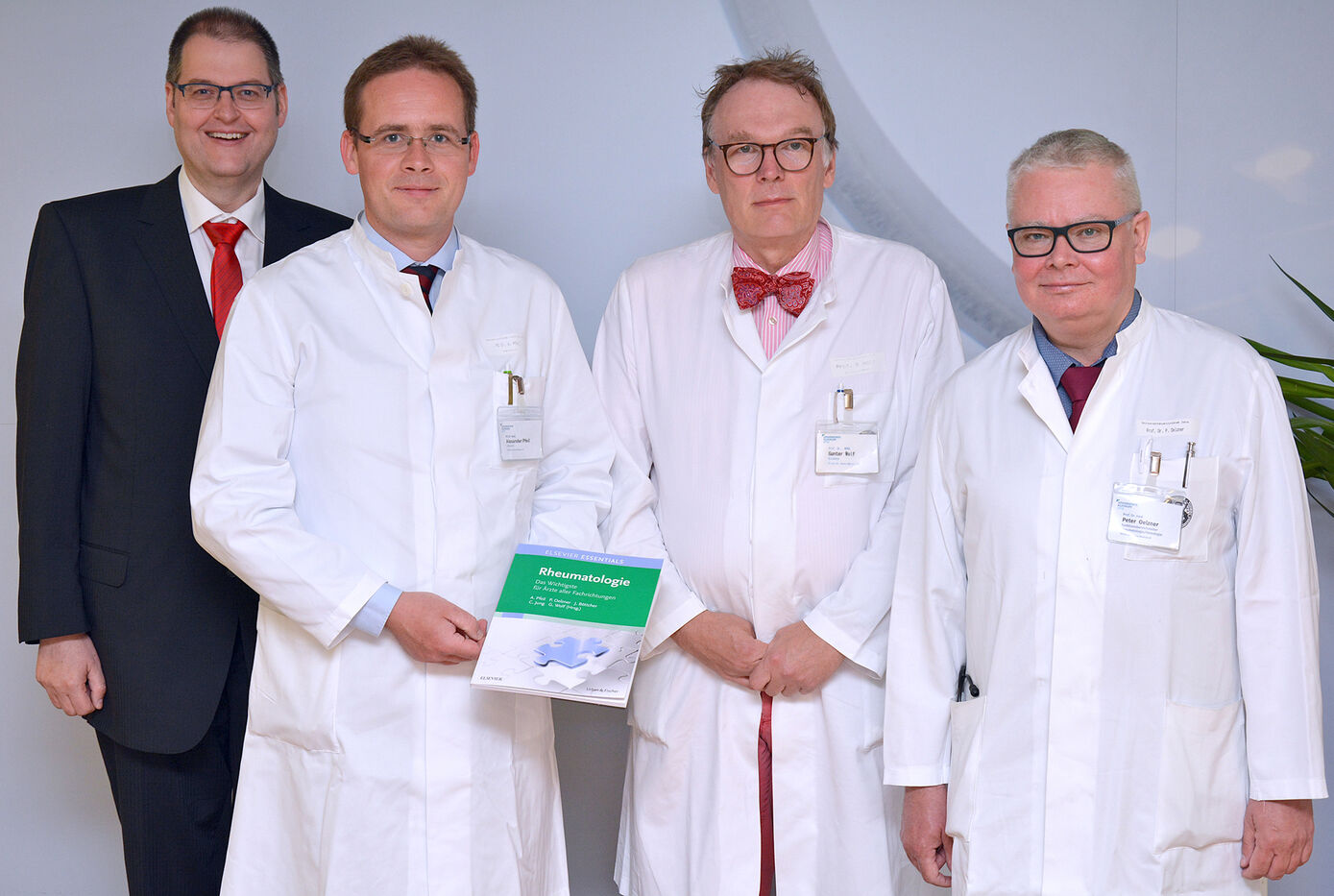 Die Herausgeber des neuen Rheumatologie-Fachbuches: Prof. Dr. Joachim Böttcher, PD Dr. Alexander Pfeil, Prof. Dr. Gunter Wolf und Prof. Dr. Peter Oelzner (v.l., Prof. Dr. Christian Jung nicht im Bild). Foto: Manuela Schacke/ UKJ.