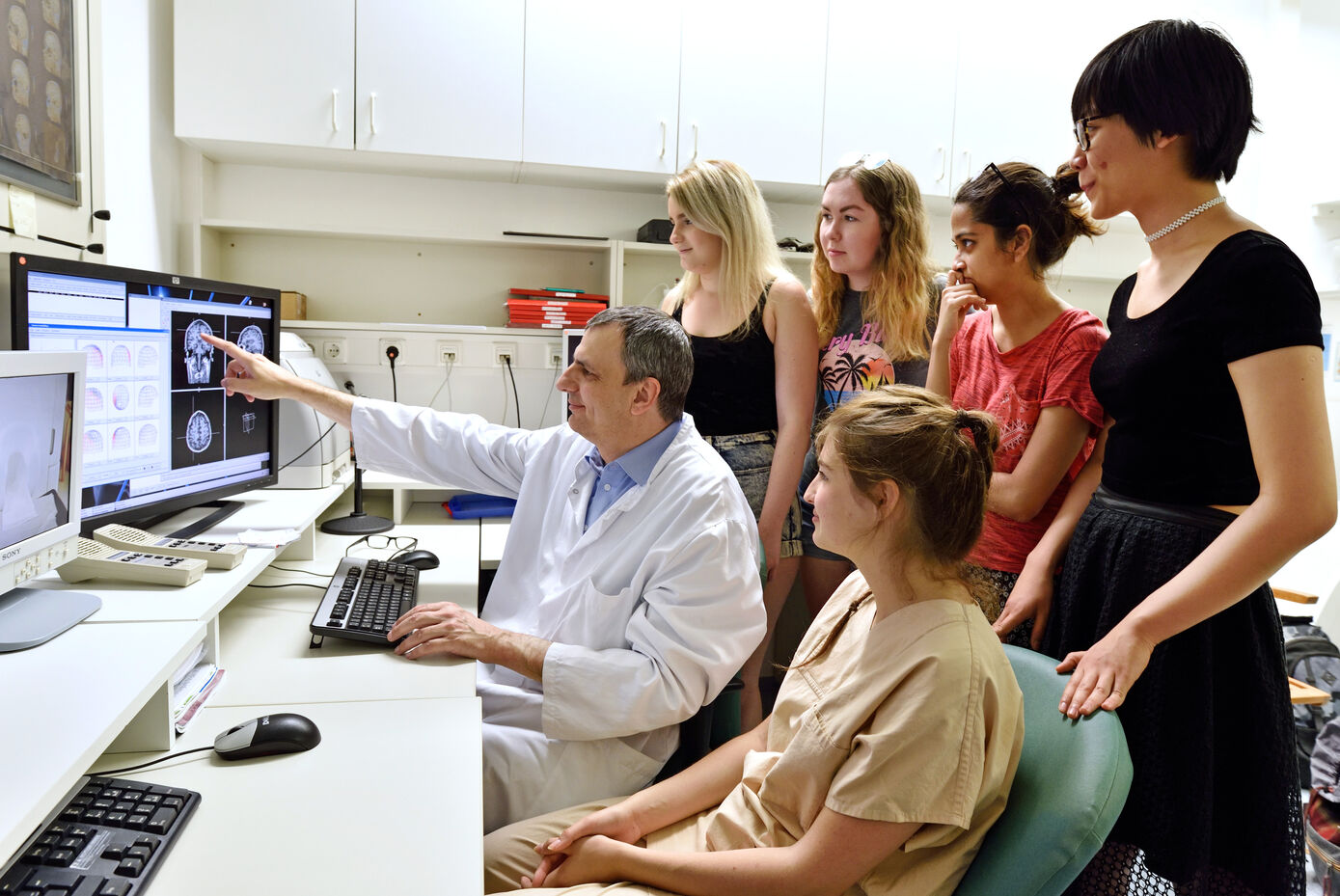 Psychologiestudierende aus Glasgow sind in dieser Woche zu Gast an der Friedrich-Schiller-Universität Jena, hier im Biomagnetischen Zentrum am Universitätsklinikum. Foto: Michael Szabó/ UKJ