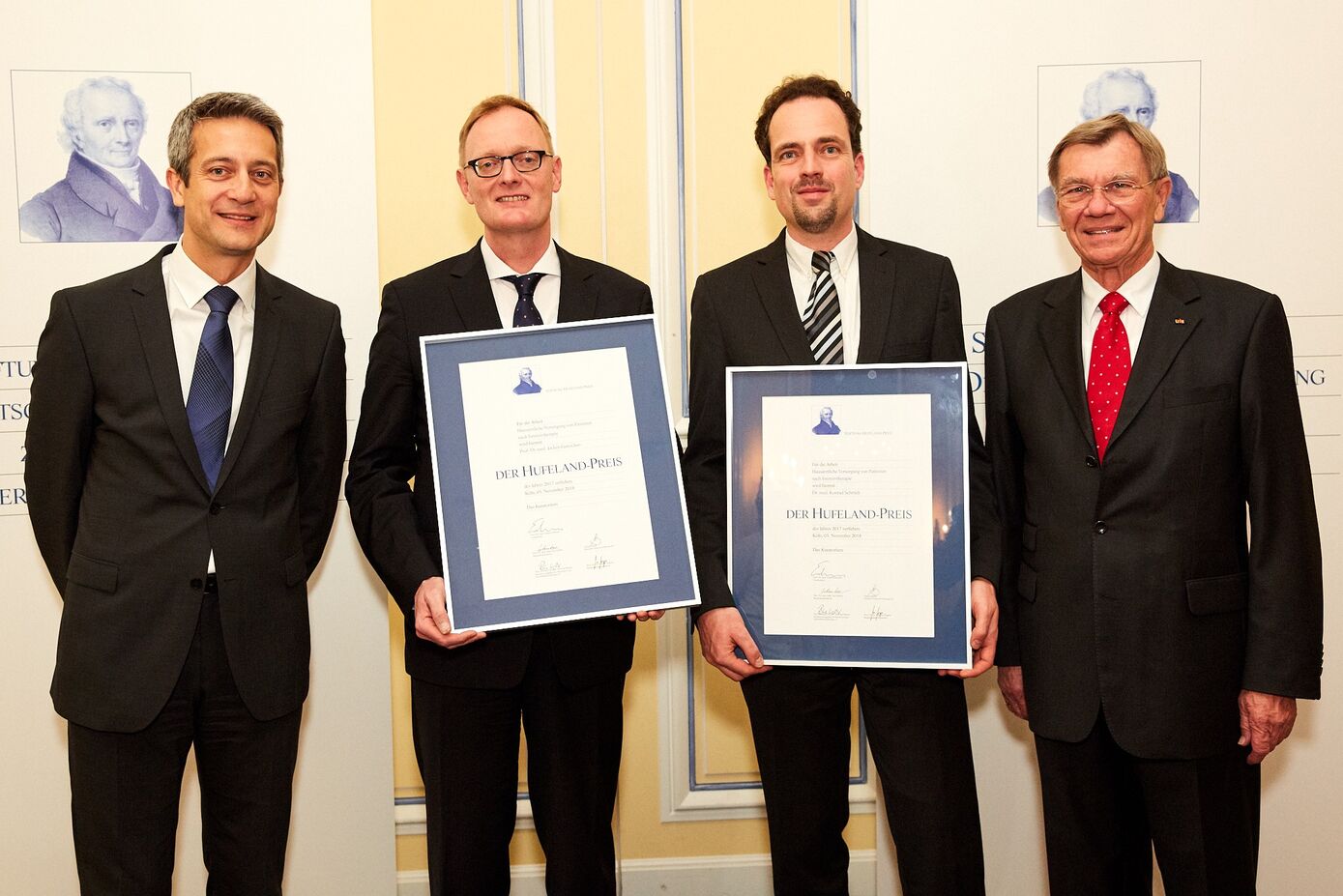 V.l.n.r: Timmy Klebb (Dt. Ärzteversicherung), Preisträger Prof. Dr. Jochen Gensichen, Dr. Konrad Schmidt,  Prof. Dr. Erland Erdmann (Stiftungskuratorium). Foto: Marc Thürbach/Stiftung Hufeland-Preis.