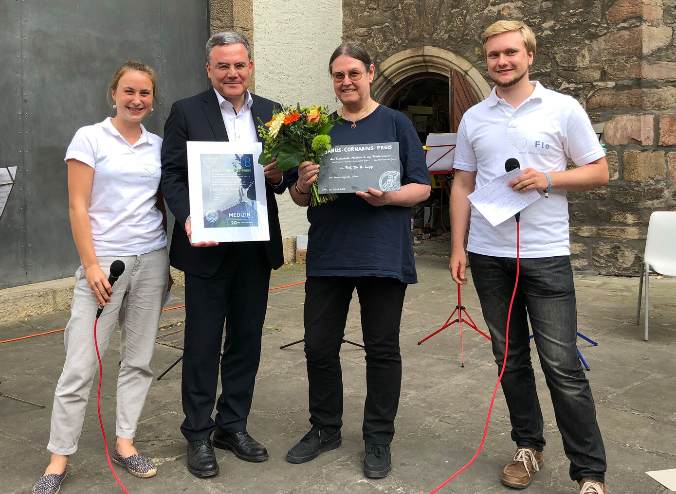 Marleen Kissel (l.) und Florian Hickl (r.) von der Fachschaft übergaben gemeinsam mit dem Fördervereinsvorsitzenden PD Dr. Dr. Michael Kiehntopf (2.v.l.) den Lehrpreis an Prof. Dr. Amelie Lupp. Foto: David Friedrich.