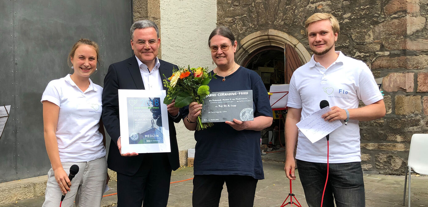 Marleen Kissel (l.) und Florian Hickl (r.) von der Fachschaft übergaben gemeinsam mit dem Fördervereinsvorsitzenden PD Dr. Dr. Michael Kiehntopf (2.v.l.) den Lehrpreis an Prof. Dr. Amelie Lupp. Foto: David Friedrich.