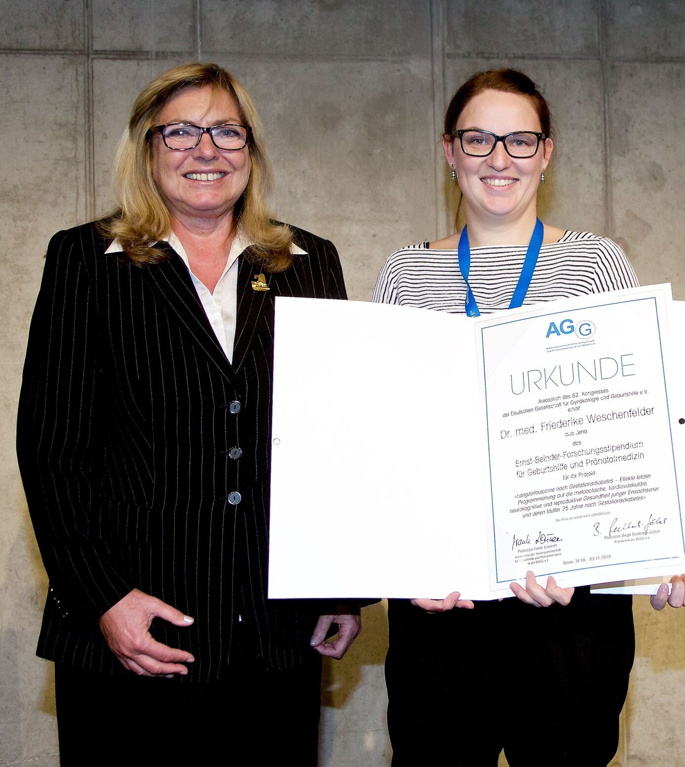 Dr. Friederike Weschenfelder (rechts im Bild) erhält das Ernst-Beinder-Stipendium von Prof. Birgit Seelbach-Göpel, Präsidentin der Deutschen Gesellschaft für Gynäkologie und Geburtshilfe. Foto: DGGG e.V.