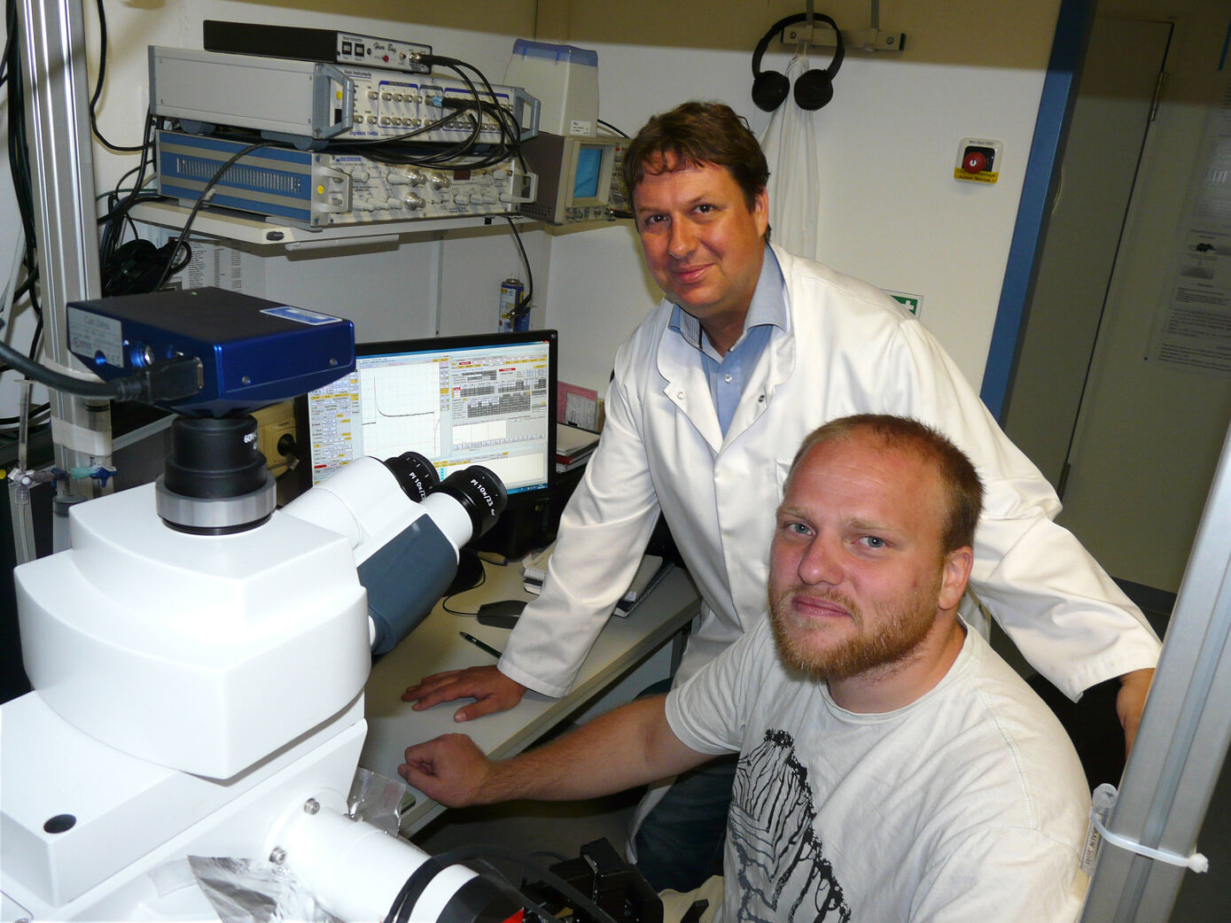 Prof. Dr. Christian Geis und Dr. Holger Haselmann (r.) vom UKJ konnten mit einem deutsch-spanischen Wissenschaftlerteam die Mechanismen der AMPA-Rezeptor-Autoimmunenzephalitis aufklären. Foto: vdG /UKJ