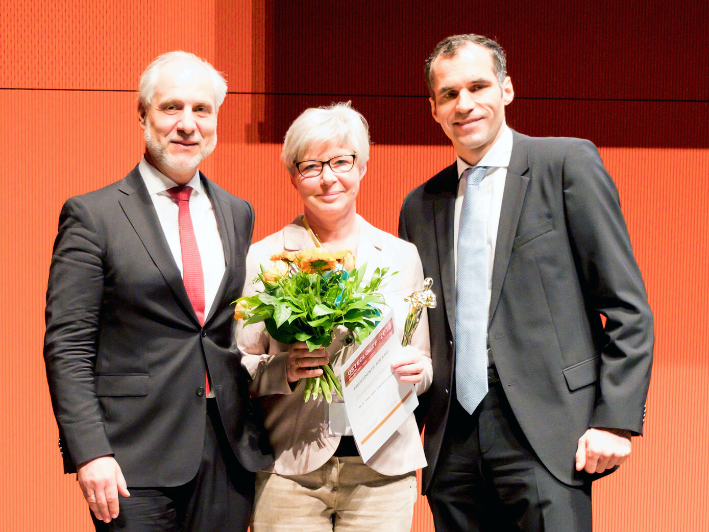 Die Präsidenten des Osteologie-Kongresses Dr. Alexander Defèr (l.) und Prof. Dr. Lorenz Hofbauer zeichneten PD Dr. Gabriele Lehmann mit dem erstmals vergebenen President’s Award aus. Foto: Ostak/ fotofeinwerk