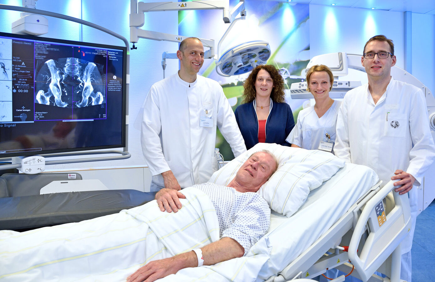 Nach der erfolgreichen Embolisation freuen sich Direktor Prof. Ulf Teichgräber, die medizinische Fachangestellte Andrea Scholz, Angiographieschwester Sarah Müller-Michele und Oberarzt PD Dr. Tobias Franiel (v.l.) mit dem Patienten. Foto: UKJ