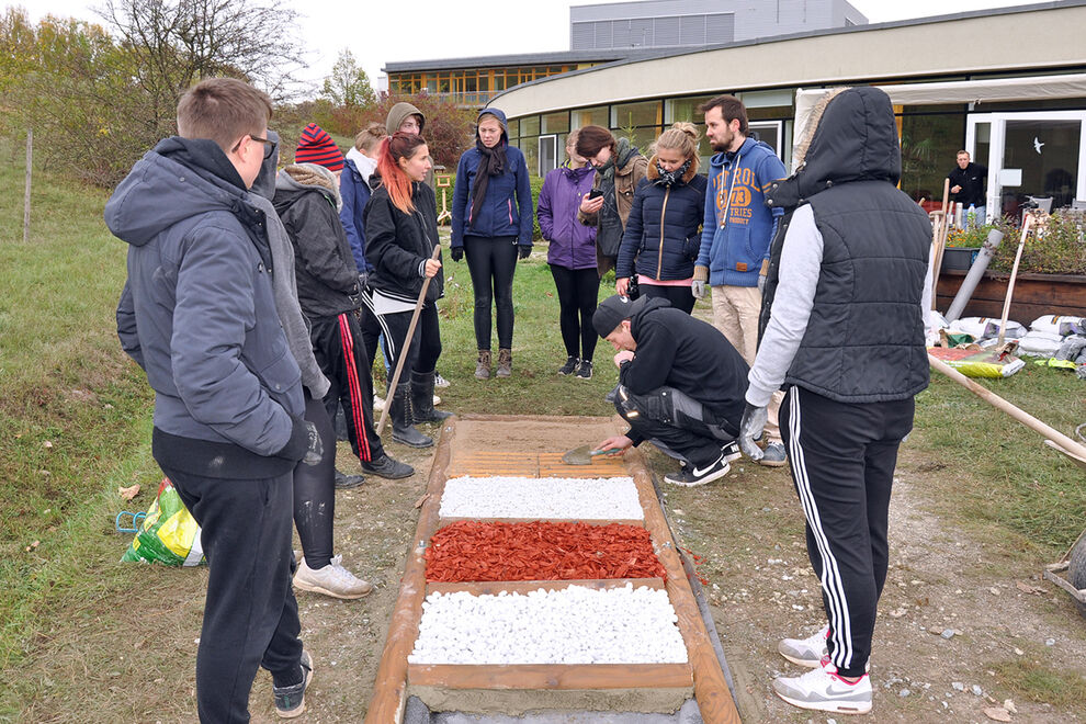 Ganz schön viel geschafft für den künftigen Kneippweg haben die Pflegeschüler an einem Tag. Foto: UKJ/Schacke