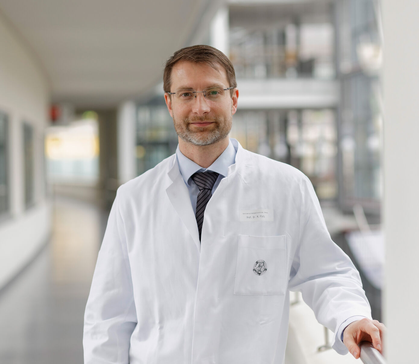 Prof. Mathias Pletz leitet das Institut für Infektionsmedizin und Krankenhaushygiene am Universitätsklinikum Jena, an dem die Studie zur Pneumokokken-Impfung läuft. Foto: UKJ/Schroll