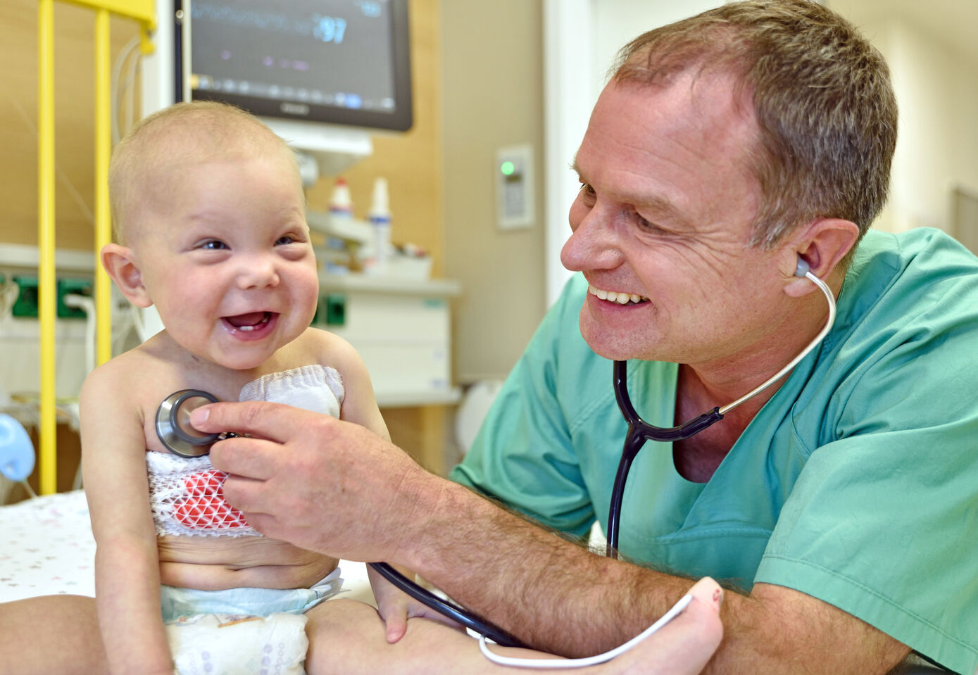 Mit einer individuellen Antikörpertherapie konnte Prof. Dr. Bernd Gruhn, Oberarzt an der Klinik für Kinder- und Jugendmedizin am UKJ, ein schwer leukämiekrankes kleines Mädchen erfolgreich behandeln. (Michael Szabó/UKJ)