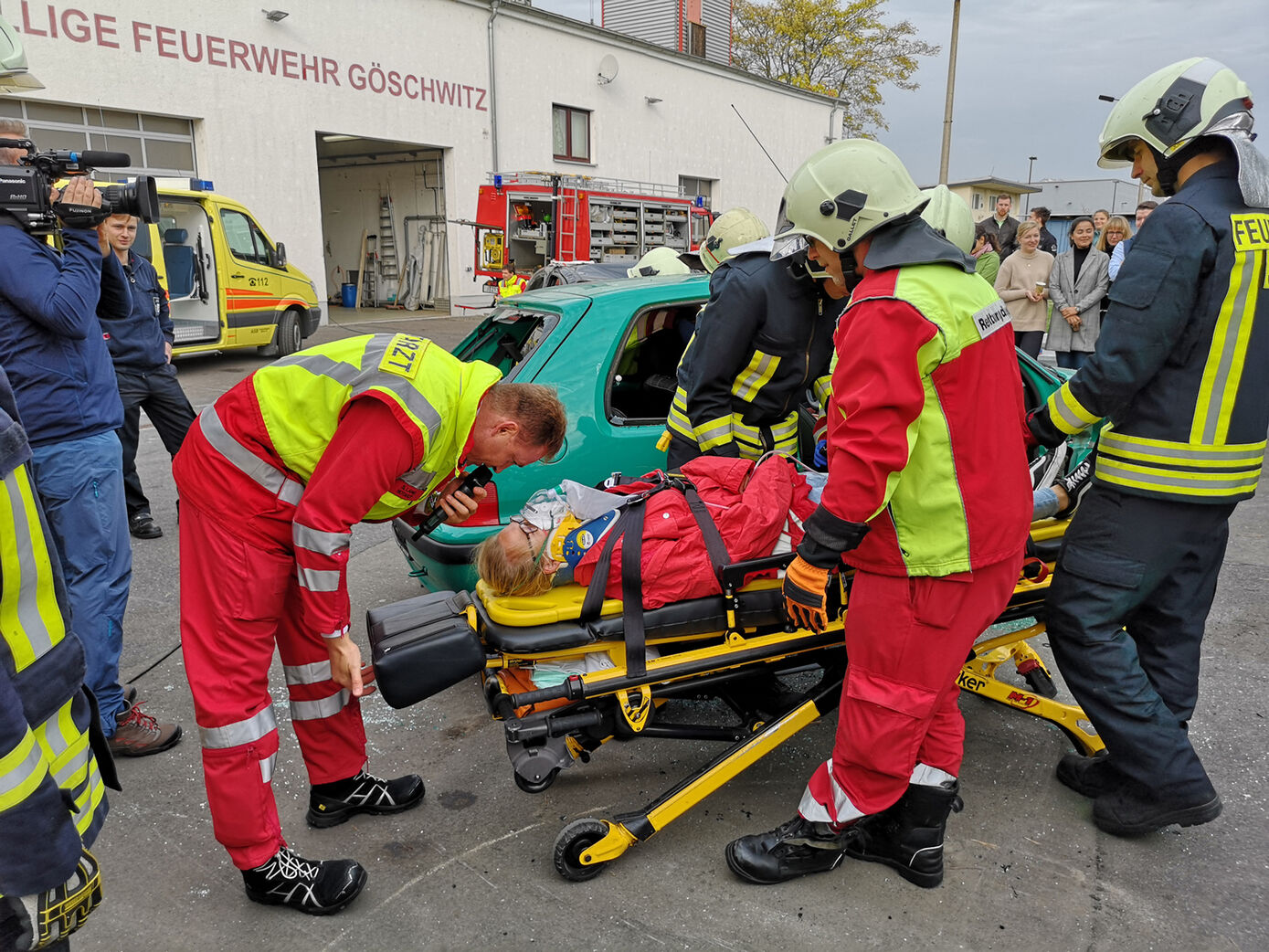 Medizinstudentin Lara Krüger spielte bei der Übung „Technische Rettung“ die verletzte Beifahrerin. Sie wurde fachmännisch auf der Trage vom Unfallort abtransportiert und gleich von UKJ-Facharzt Sebastian Lang befragt. Foto: Bogner