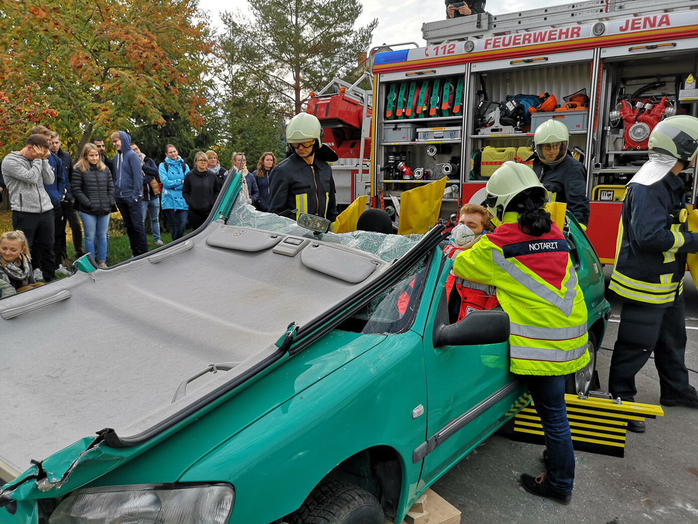 Für die Rettung des Fahrers, gespielt von Student Friedemann Zumbusch, hoben die Feuerwehrleute sogar das Dach des Unfallwagens ab. Foto: Bogner