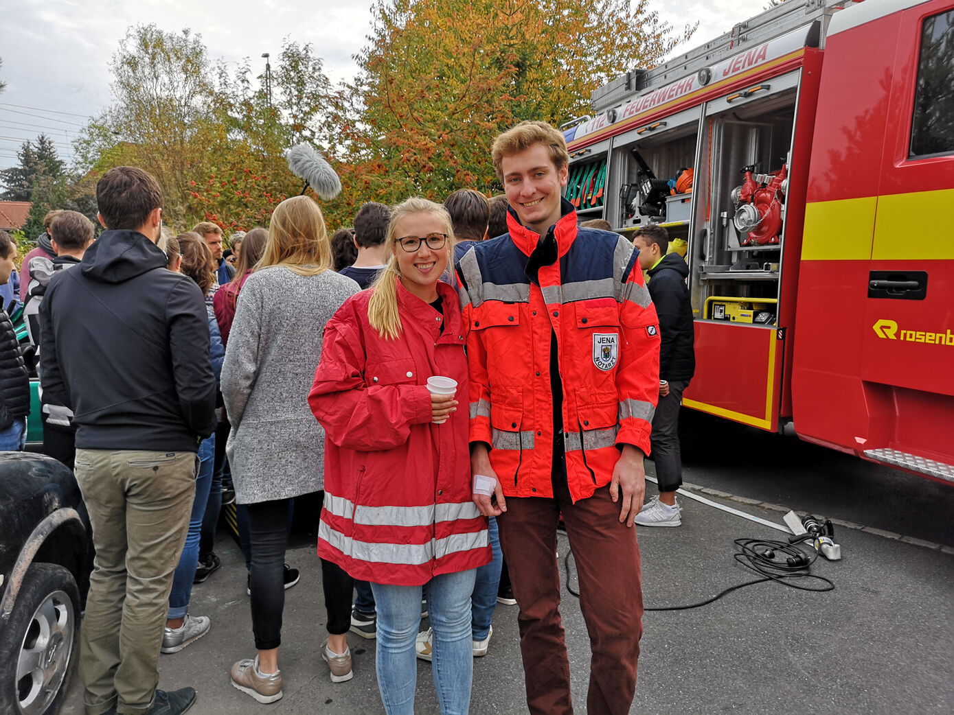 Zum Glück war es nur eine Übung: Die beiden Medizinstudenten Lara Krüger und Friedemann Zumbusch waren beeindruckt von den Rettungskräften. Foto: Bogner