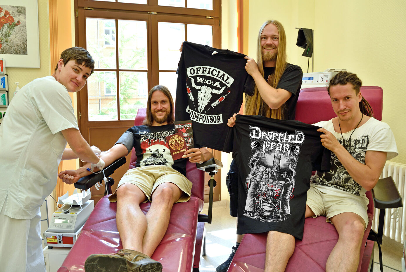 Die Thüringer Band Deserted Fear eröffnet die Kooperation der UKJ-Blutspende mit dem Wacken Open Air und präsentiert dabei das Wacken-Shirt (links) sowie das Shirt im eigenen Blutspende-Design. Foto: UKJ/ Szabó