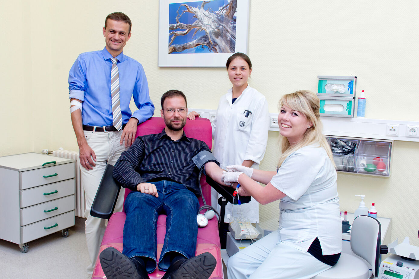 PD Dr. Jens Maschmann, Medizinischer Vorstand am UKJ, und Dr. Thomas Nitzsche, Oberbürgermeister Jenas, spenden gemeinsam Blut bei Spendeärztin Agnieszka Hilge und der leitenden Schwester Jenny Hentschel des Instituts für Klinische Transfusionsmedizin Jena gGmbH am UKJ (v.l.). Foto: UKJ/Ebert