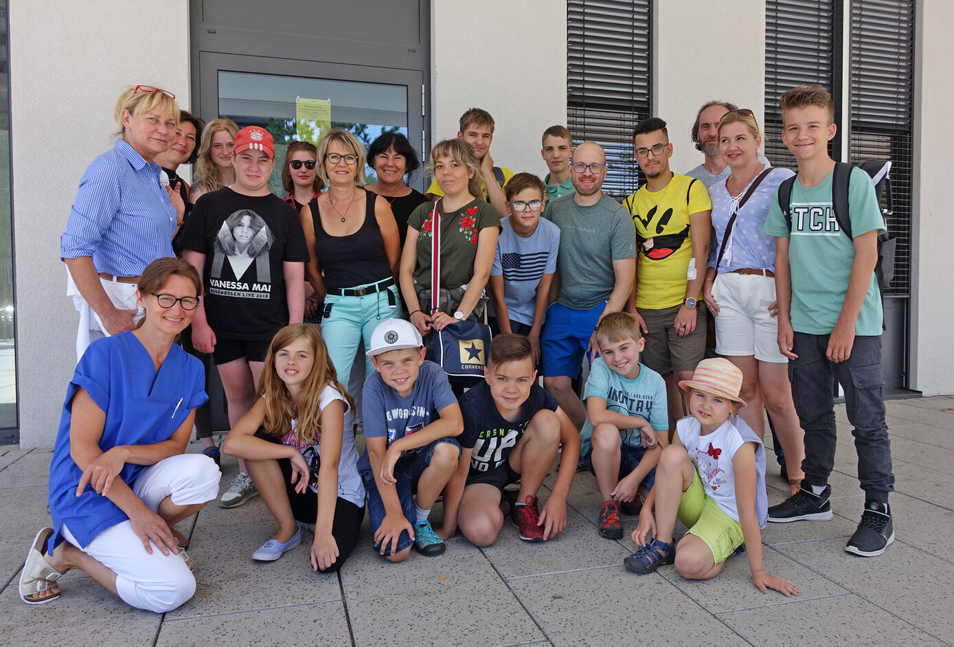 Die Kinder und ihre Betreuer vor der Abreise am Universitätsklinikum Jena (UKJ). Bild: UKJ/Schleenvoigt