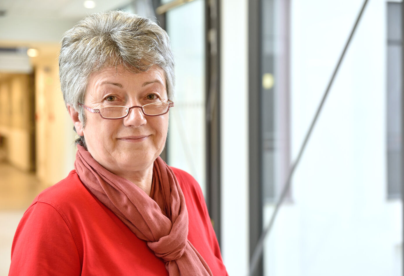 Karin Götze berät onkologische Patienten und ihre Angehörigen in der onkologischen Tagesklinik am UKJ. Foto: UKJ/ Szabó