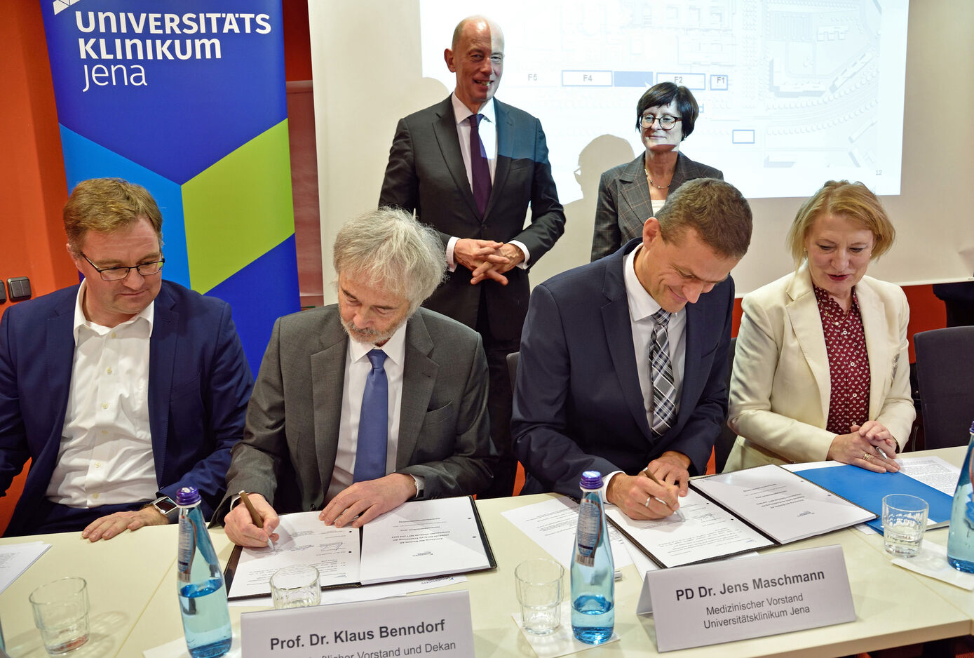 Die Vorstände des Universitätsklinikums Jena, Dr. Brunhilde Seidel-Kwem, PD Dr. Jens Maschmann und Prof. Dr. Klaus Benndorf unterzeichneten heute den Vertrag mit Dipl.-Ing. Frank Schreiber, Vorstand der BAM Deutschland AG, zur Errichtung des A5-Gebäudes (vorn, v.r.n.l.). UKJ/Szabó