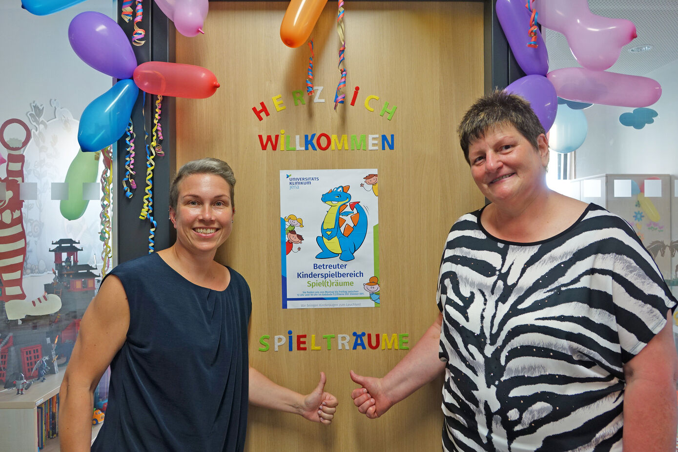 Tina Ulrich, Leiterin vom Patientenservice (li.), und Erzieherin Gabriele Schmiedt freuen sich darauf, viele kleine Besucher im neuen Kinderspielbereich begrüßen zu können. Foto: UKJ / Schleenvoigt