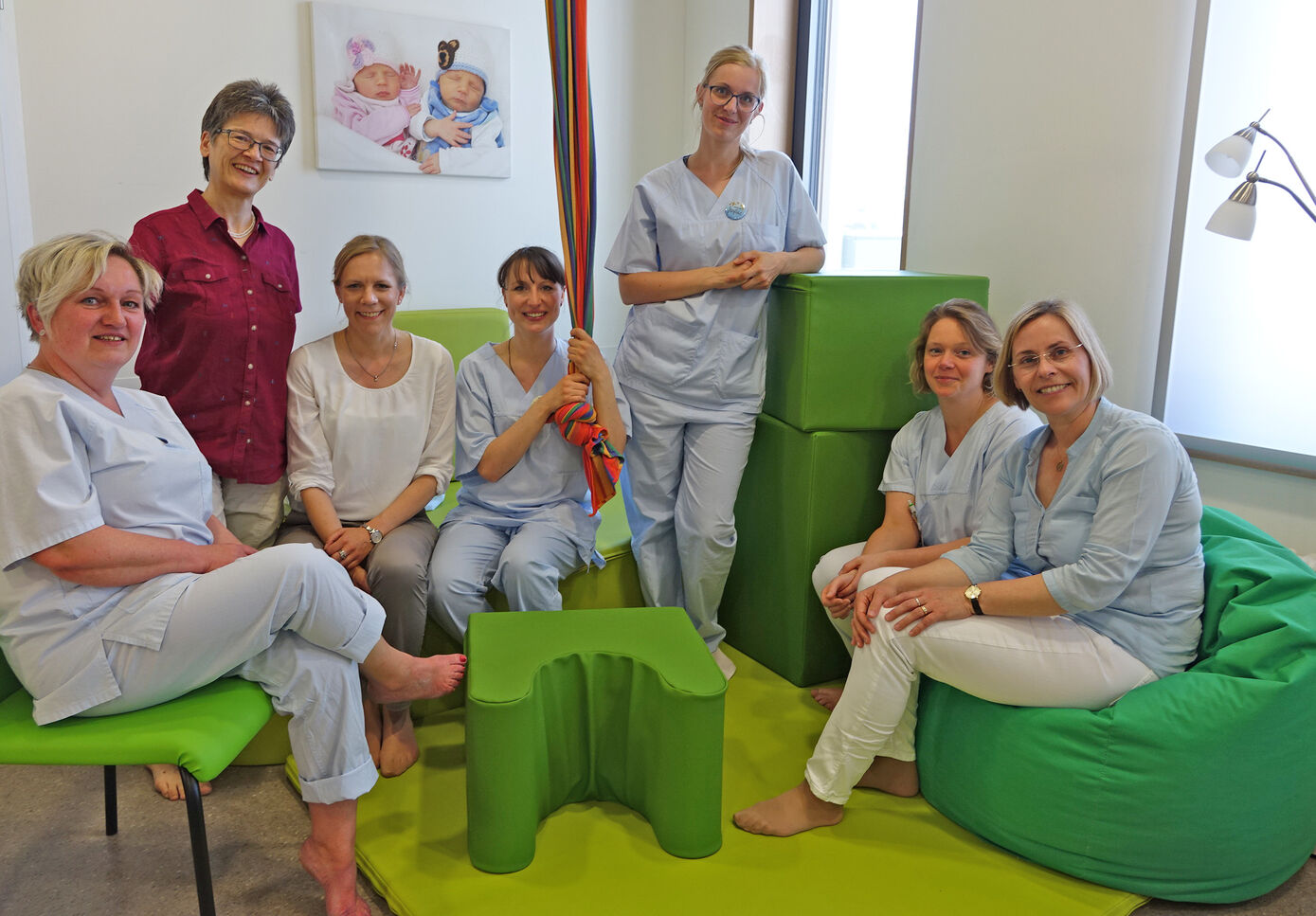 Die leitende Hebamme Gabriele Fischer, Studienleiterin Dr. Gertrud Ayerle, Auditorin Martina Schlüter-Cruse, die Hebammen Elisa Helling und Josefine Wilfert-Knoll sowie Ärztin Maryam Ettrich und „Be-up“-Studienkoordinatorin Sabine Striebich im neu ausgestatteten Kreißsaal. Foto: Schleenvoigt