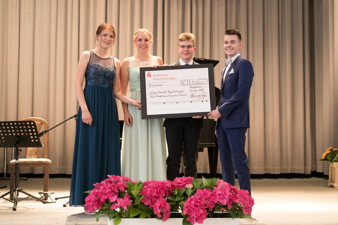 Juliane Hardieß, Peggy Hellriegel, Felix Reibetanz, Maximilian Schwarz (v.l.) haben für ihre Seminarfacharbeit über eine Stammzelltransplantation am UKJ den GRAFE-Abiturpreis erhalten. Foto: Phil Poltermann