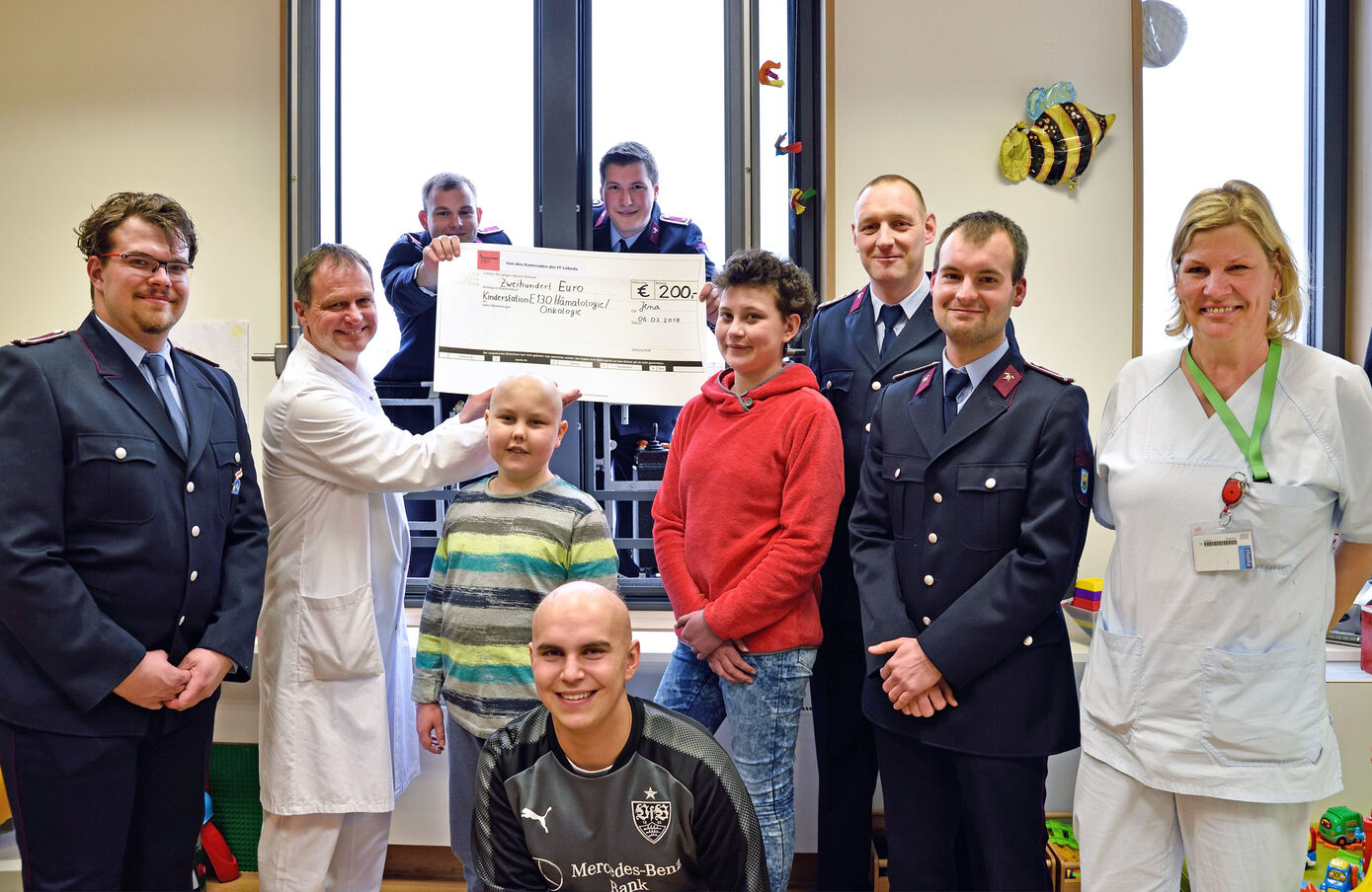 Prof. Dr. Bernd Gruhn, Oberarzt an der Klinik für Kinder- und Jugendmedizin am UKJ (2.v.l.), nimmt die Spende der Freiwilligen Feuerwehr Lobeda stellvertretend für die kinderonkologische Station E130 am UKJ entgegen. Foto: UKJ/Szabó