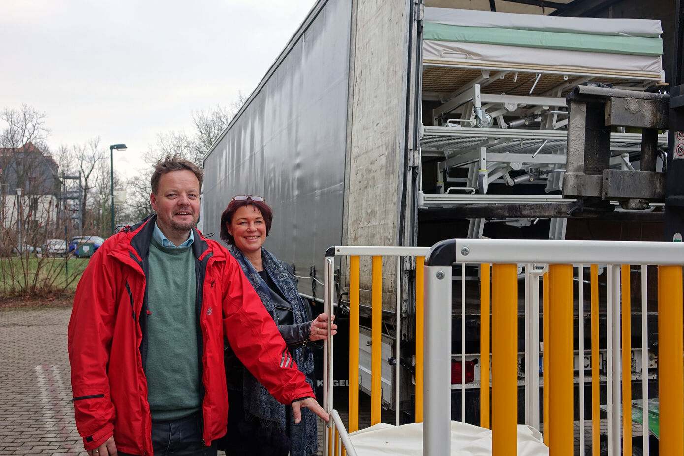 Christian Rienecker (links), Sachbearbeiter des Bereiches Entsorgung und Umzüge am Universitätsklinikum Jena (UKJ) und Arne-Veronika Boock (rechts), UKJ-Pflegedirektorin, waren bei der Verladung der Spenden dabei.