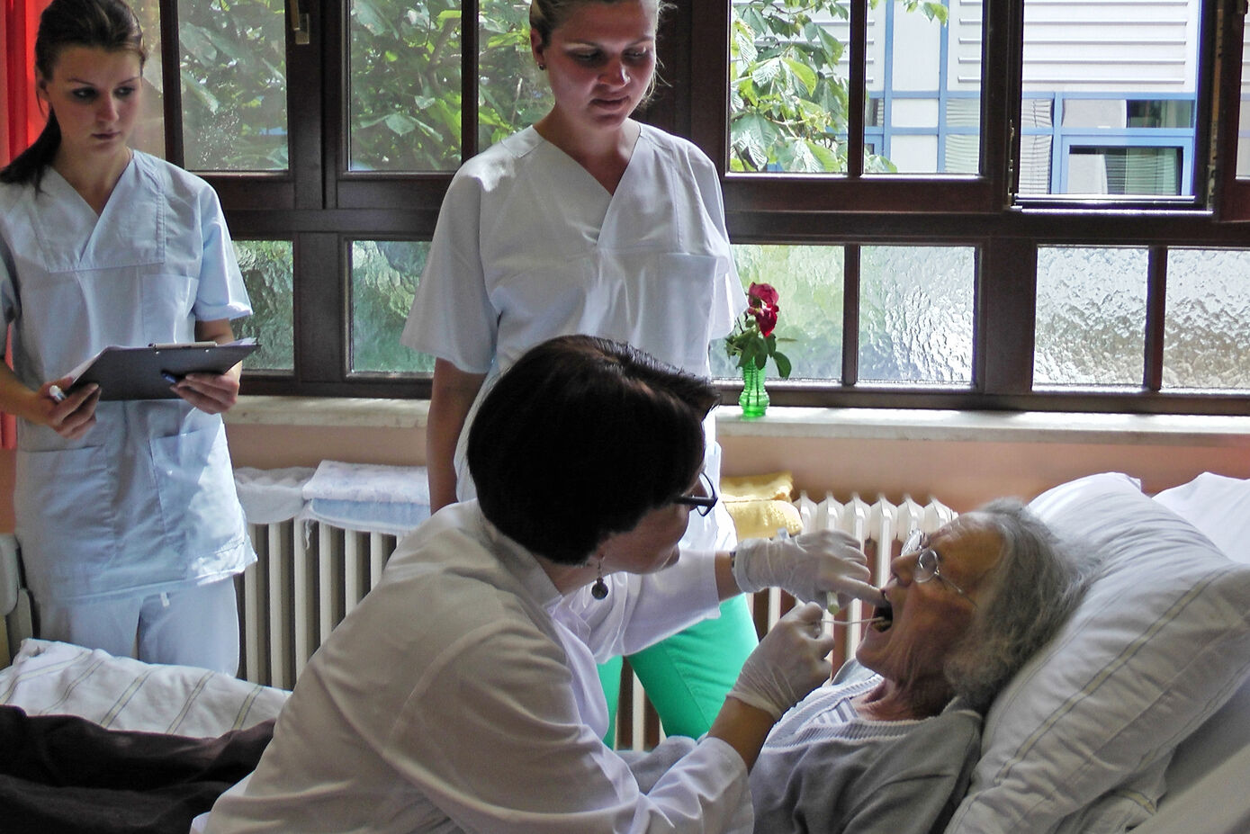 Der am Universitätsklinikum Jena entwickelte Schnelltest zur Zahnputzfähigkeit geriatrischer Patienten dient dabei herauszufinden, welche Senioren Hilfe beim Zähneputzen benötigen. Foto: UKJ 