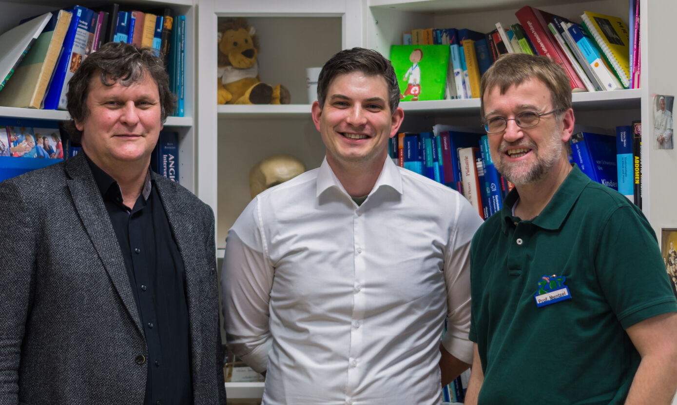 Prof. Dr. Bernhard Strauß, Direktor des Instituts für Psychosoziale Medizin und Psychotherapie am UKJ und Zweitbetreuer der Studie, Zahnmedizin-Student Sebastian Fox sowie Prof. Dr. Hans-Joachim Mentzel, Leiter der Sektion Kinderradiologie am UKJ und Hauptbetreuer der Studie (von links). Foto: privat